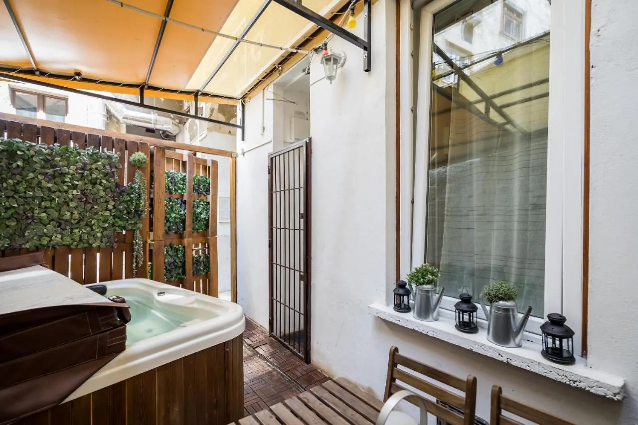 Megszunt-Bohemic Style Apartment With Jacuzzi & Terrace Budapest